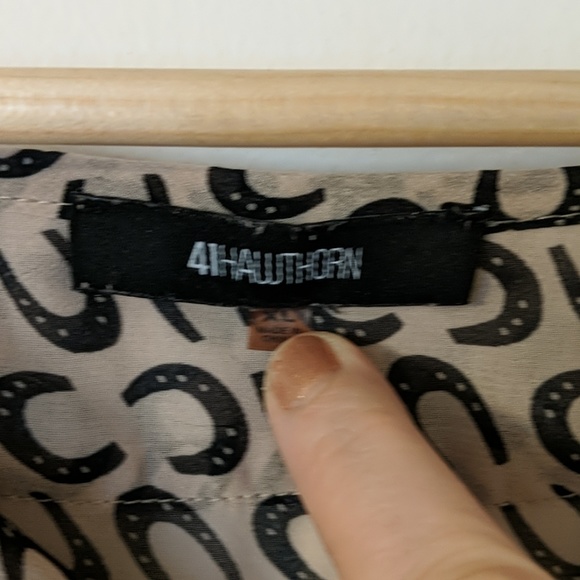 Horseshoe pattern sheer top - Picture 3 of 7